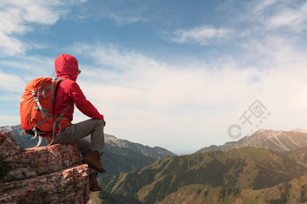 背包客坐在山顶上
