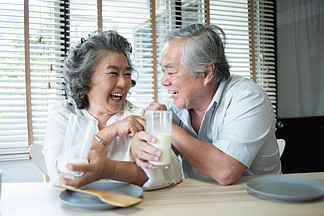 熱愛喝牛奶的亞洲老年夫婦.