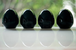 四個用于鹽和胡椒的卵形陶瓷振動器的黑色