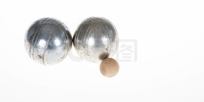 國際上白底球類運動中的金屬小球
