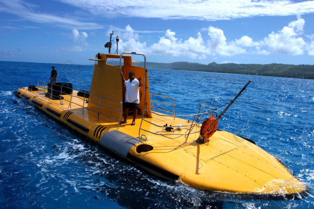 金黄色的潜水艇
