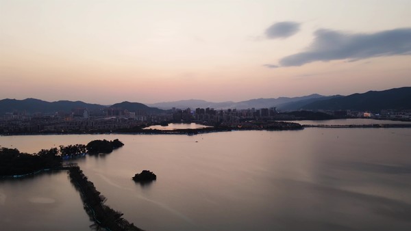 十字軍城堡720朦朧雨霧中的七星湖美景200雨後的肇慶七星湖公園別樣