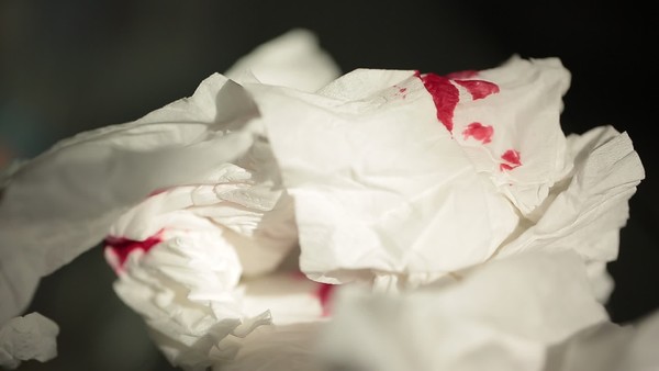 纸巾沾满血的图片图片