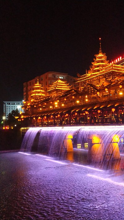 风雨桥夜景图片