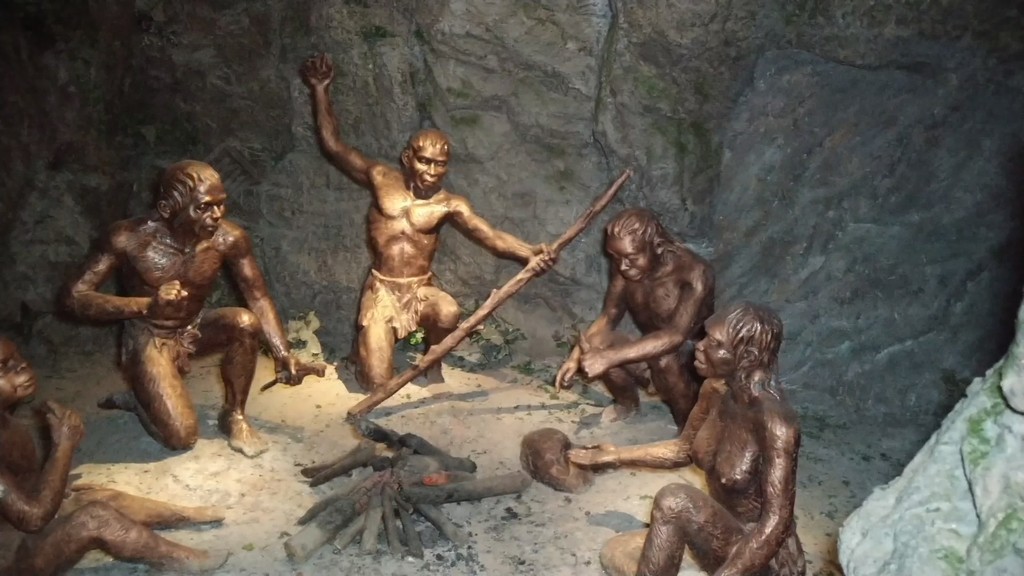 原始人祖先在山洞里烤火的雕像(1)实拍视频免费下载