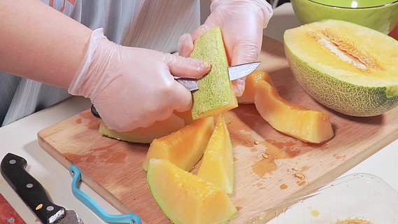 近景哈密瓜削皮切块去籽甜瓜保鲜膜保鲜切水果切哈密瓜 (2)