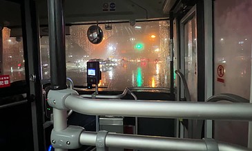 近景下雨雨天行駛的公交車雨天夜晚坐公交大公共 (3)