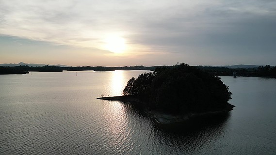 航拍大自然山川日落晚霞夕陽湖面倒影