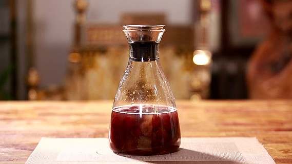 近景自制发酵红葡萄酒葡萄酵素 (1)