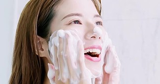 女人洗脸