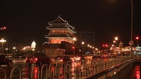 汽车总线及人们从燃烧的夜北京灯笼街道的交通，.