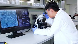 在实验室工作的科<i>学</i>家亚洲医生进行医<i>学</i>研究。实验室工具