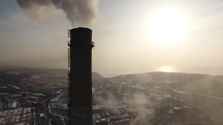 从大高度侧<i>面</i>上升管烟云蒸汽烟生产加工工业技术能源采暖热。污染生态动力。海参崴俄罗斯。冬雪日出。空中