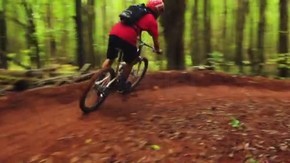 山地自行车森林小径。年轻的健身男子骑山地自行车。户外活动夏季生活方式。稳定射击.