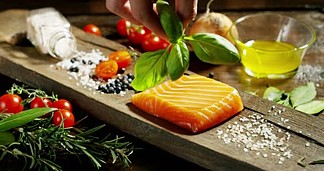 三文鱼和新鲜的真正成分的饮食，以及低<i>卡</i><i>路</i><i>里</i>在健身房和健身的世界好和彩色的意大利食物成分
