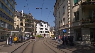 瑞士夏季天苏黎世城市电车<i>公</i>路之旅 pov 后侧窗口全景