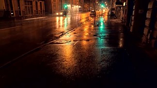 下雨的夜晚。交通灯。在城<i>市</i>的雨夜。交通灯的反射
