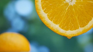 果汁滴流到花园里的橘子水果上