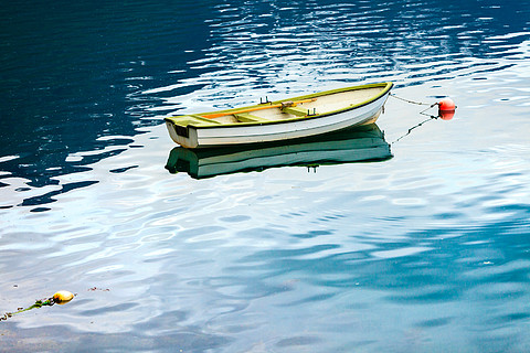 蓝色的水海或湖面上停泊的小船水面上的小船
