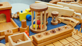 由有机木材制成的婴儿和儿童创意生态木制玩具。儿童教育环保木制玩具店、商店。