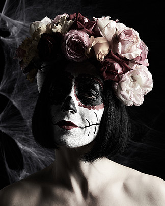 戴着传统墨西哥死亡面具的漂亮女孩卡拉维拉卡特里娜