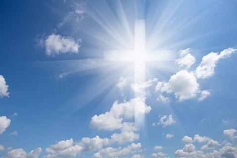 信仰和天堂的象征概念拼贴画蓝色多云天空中的基督教闪亮十字架