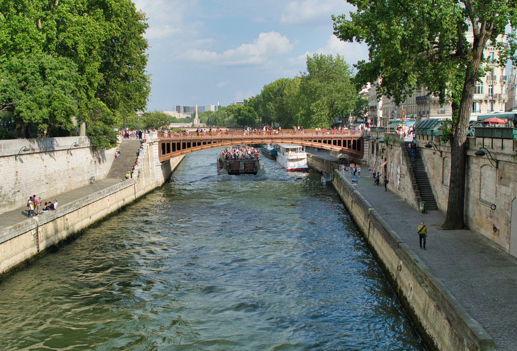 裬-2014  7 £ ʥĸԺɺ⾰οͺ Bateau MoucheǷĵرꡣ