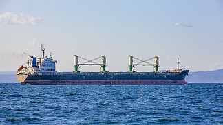 散货船到港口码头符拉迪沃斯托克。散货船到港口码头符拉迪沃斯托克