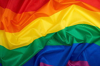 带波浪的纺织彩虹旗，象征女同<i>性</i>恋者、男同<i>性</i>恋者、双<i>性</i>恋者和变<i>性</i>人的自由选择，LGBT文化