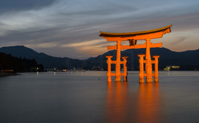 日本广岛宫岛严岛神社著名浮动鸟居门的壮丽暮色