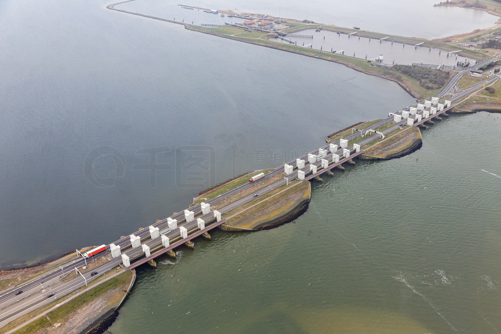 Den Oever Dutch StevinsluizenAfsluitdijk ĴբۺԼˮIJsselmeer ߵǺ֮ķ롣Den Oever Dutch