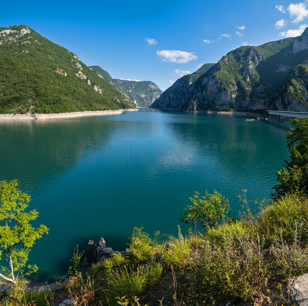 ƤߺϿȼˮƤߺ (Pivsko Jezero) ںɽļۡȻα