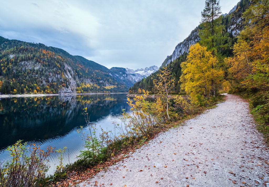 Gosausee  Vorderer Gosausee ϰµݡɽɫͷ׵＾ɽۣ峺͸ˮ͵Ӱ˹̹ɽԶı