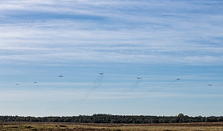埃德，2019 年 9 月 20 日：达科他和大<i>力</i>神飞机正在接近荒地，在空降行动之际空降伞兵，纪念市场花园