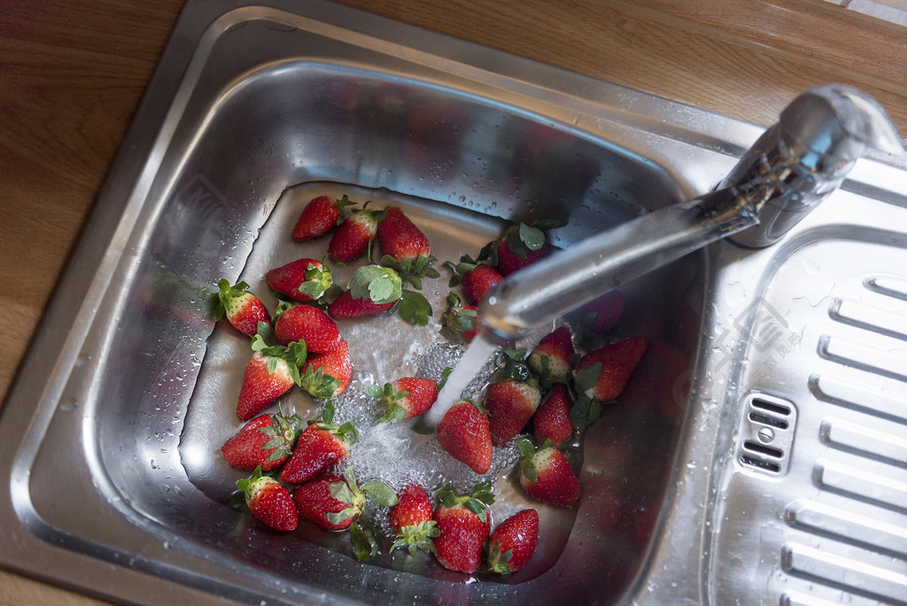 厨房水槽里的新鲜草莓洗涤成熟的草莓果实甜美的夏日水果家常菜洗水果