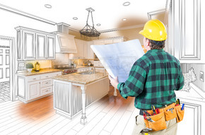 男性承包商与安全帽和计划看自定义厨房绘图照片组合在白色。