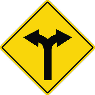 带有两个箭头的黄色标志叉路黄色警告符号黄色路标上的两个方向
