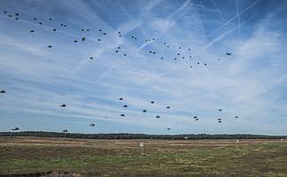 荷兰埃德，2019 年 9 月 20 日：在 Ginkel Heath 举行的空降纪念活动中，数百名跳伞者从大<i>力</i>神和达科他州降落，回忆了市场花园运营 75 年。经营市场花园记忆