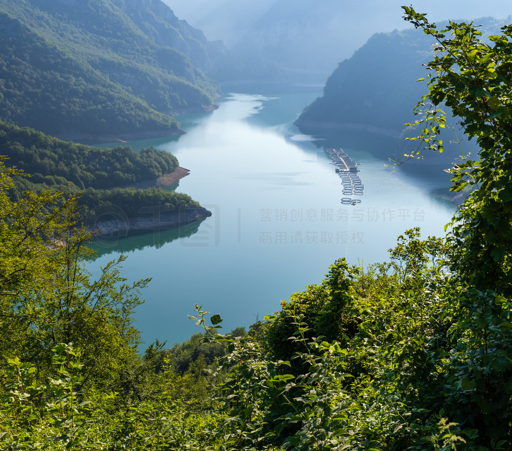 ƤߺϿȼˮƤߺ (Pivsko Jezero) ںɽļۡȻα