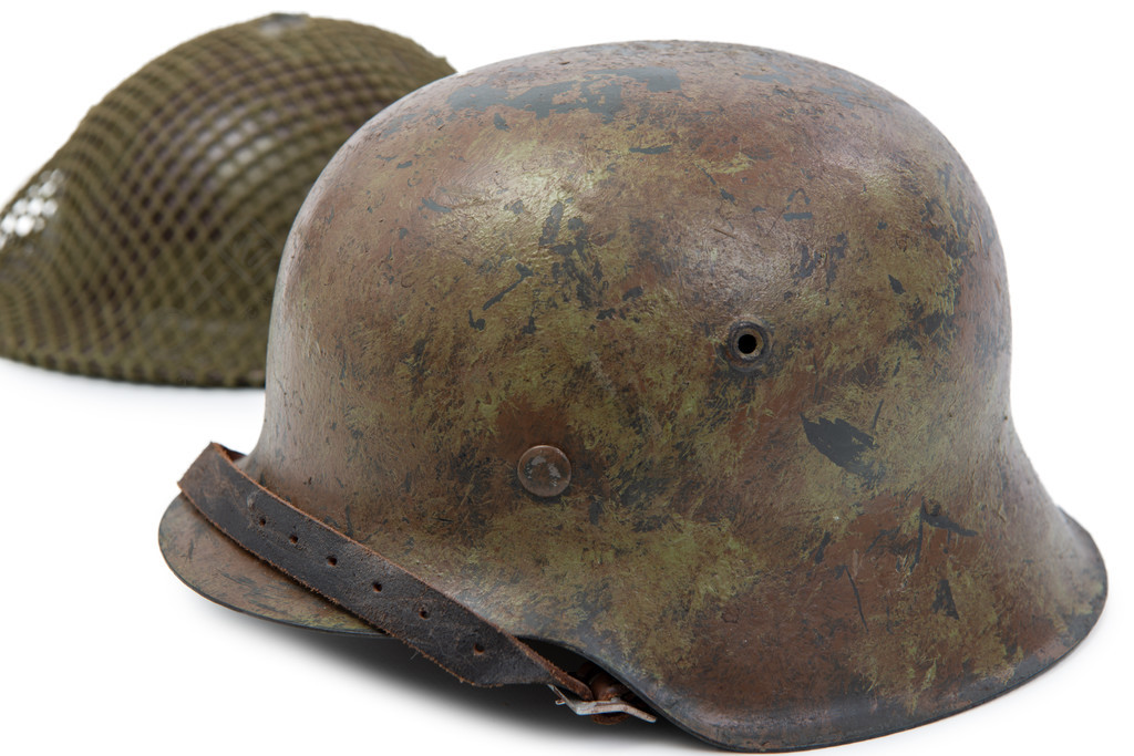 德国二战stahlhelmm1942军用头盔1944年诺曼底白色背景