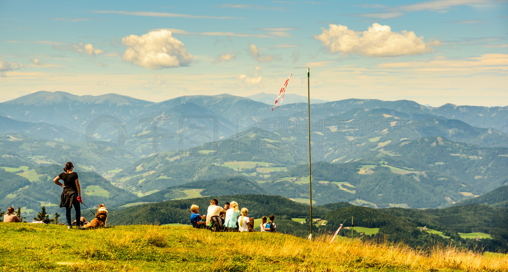 SchocklStyriaAustria - 17.08.2019: ʩݵİµʯɽ Schockl ɽ忴κԶеĵطӰµĵ Schockl ɽļͥ