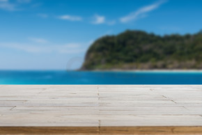 海滩背景上的木桌面或地板，您可以用来展示您的产品吗