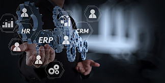 ERP（企业资源规划）系统的体系结构与商业智能（BI）、生产、CRM 模块和 HR 图之间的连接。商人手展示了成功概<i>念</i>的齿轮。