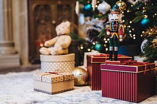 装饰圣诞节或新年树的图片与许多礼物反对家庭内部。手工制作的礼物和枞树下的许多盒子。季节性假期。冬天，假期概念