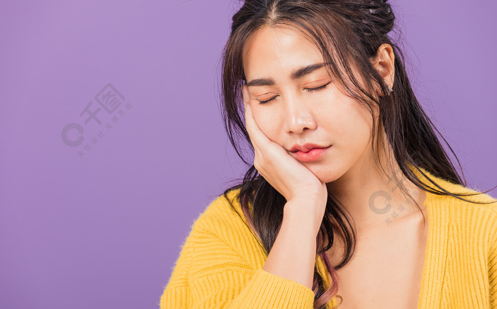 女性可怕的强牙疼痛问题,手压下巴,工作室拍摄隔离在紫色背景,牙科