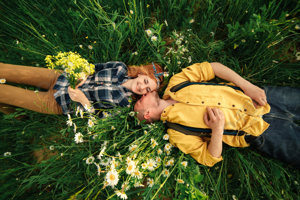 情侣躺在草地上的图片图片