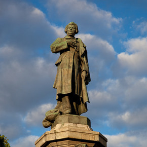 波兰华沙的亚当密茨凯维奇雕像。著名诗人和爱国者