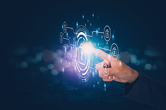 商人的手指推虚拟锁图标，同时网络安全、访<i>问</i>数据和隐私保护数字、系统创新保护身份、商业未来概念。