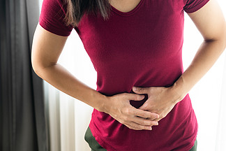 女人在家里肚子痛。慢性胃炎。<i>腹</i><i>胀</i>概念