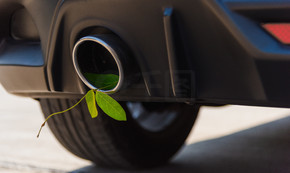生态电动混合动力汽车排气消声器中绿叶的环保概念燃油效率高，而不是烟雾有助于阻止二氧化碳